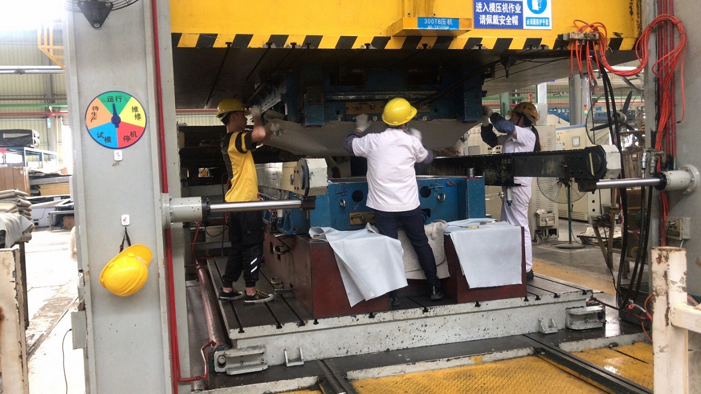 1628667709964164.jpg 機(jī)臺(tái)員工照片.jpg